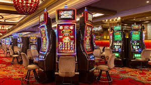 Permainan Teen Patti live mutiara78 dengan dealer dan kartu yang terlihat jelas di meja